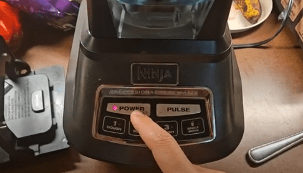 ninja blender blinking power light